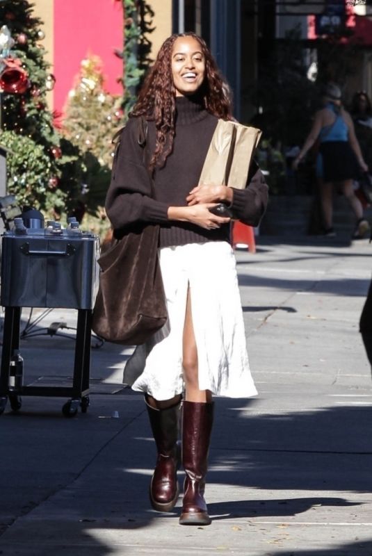 MALIA OBAMA Out for Breakfast to go in Los Angeles 12/15/2023