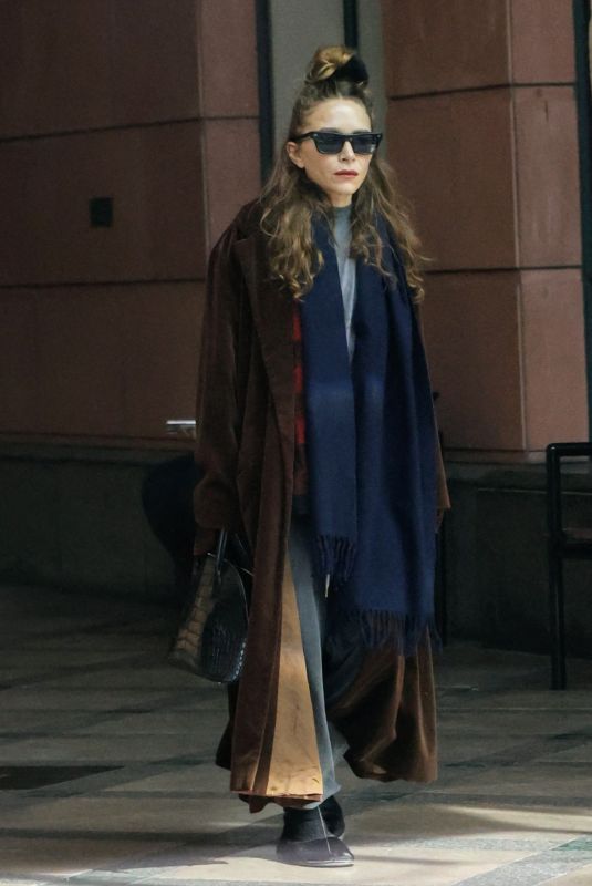 MARY KATE OLSEN Leaves a Medical Building 12/27/2023