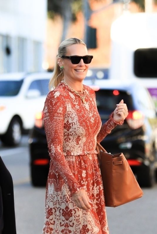MOLLY SIMS Leaves Wally