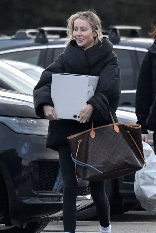 OLIVIA ATTWOOD Doing Some Last Minute Christmas Shopping in Cheshire 12/21/2023