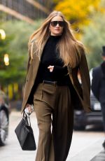 ROSIE HUNTINGTON-WHITELEY Out Shopping in London 12/12/2023