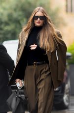 ROSIE HUNTINGTON-WHITELEY Out Shopping in London 12/12/2023