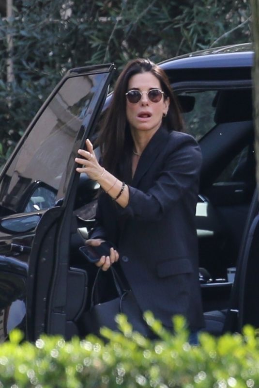 SANDRA BULLOCK Hheading to a Meeting at Warner Bros in Los Angeles 12/11/2023