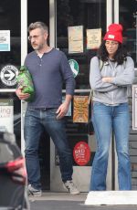 SARAH SILVEMRAN and Rory Albanese Buy Dog Food at Tailwaggers & Tailwashers in Los Angeles 12/27/2023
