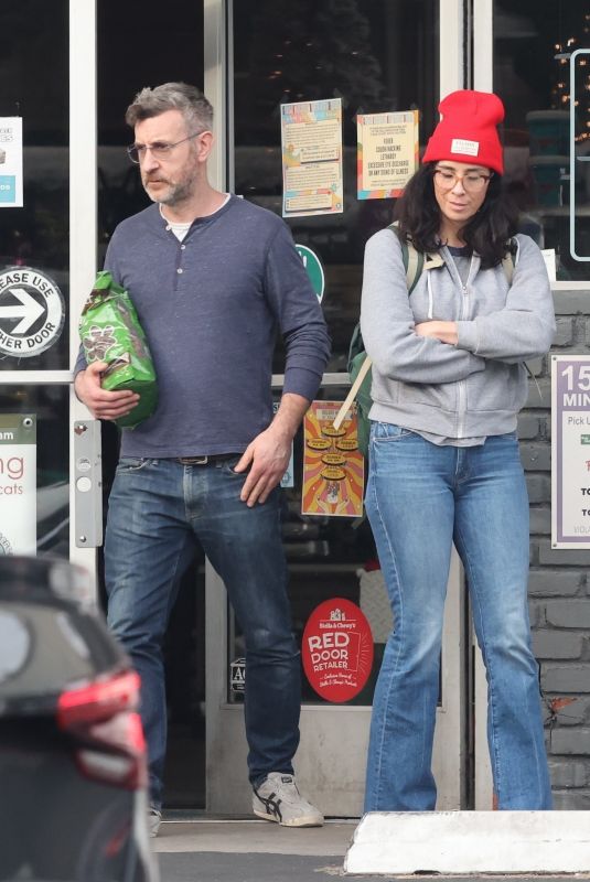 SARAH SILVEMRAN and Rory Albanese Buy Dog Food at Tailwaggers & Tailwashers in Los Angeles 12/27/2023