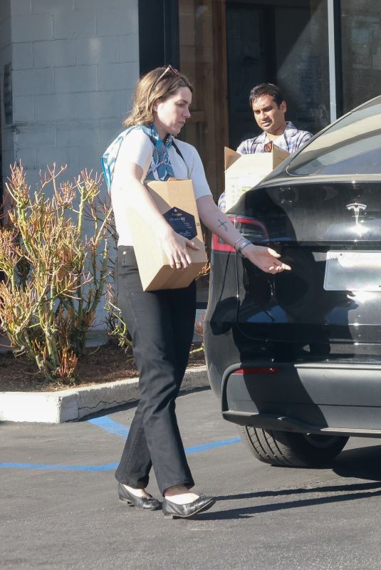 SERENA CAMPBELL Out Shopping in Los Feliz 12/16/2023