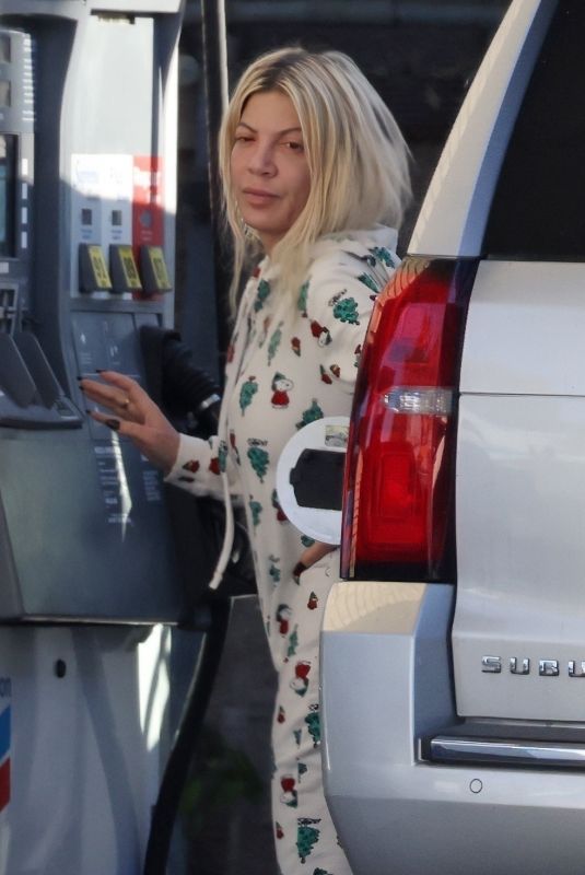 TORI SPELLING at a Gas Station in Woodland Hills 12/15/2023