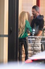 TORI SPELLING Shopping at Topanga Mall in Cabasas 12/22/2023