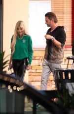 TORI SPELLING Shopping at Topanga Mall in Cabasas 12/22/2023