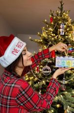 VICTORIA JUSTICE - Hempz Skincare Holiday Campaign 2023