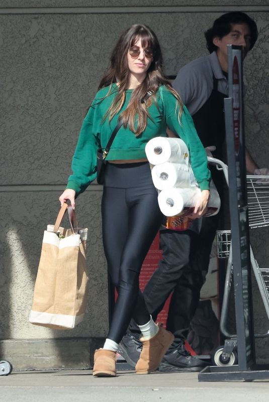 ALISON BRIE Leaves a Local Grocery Store in Los Feliz 01/30/2024