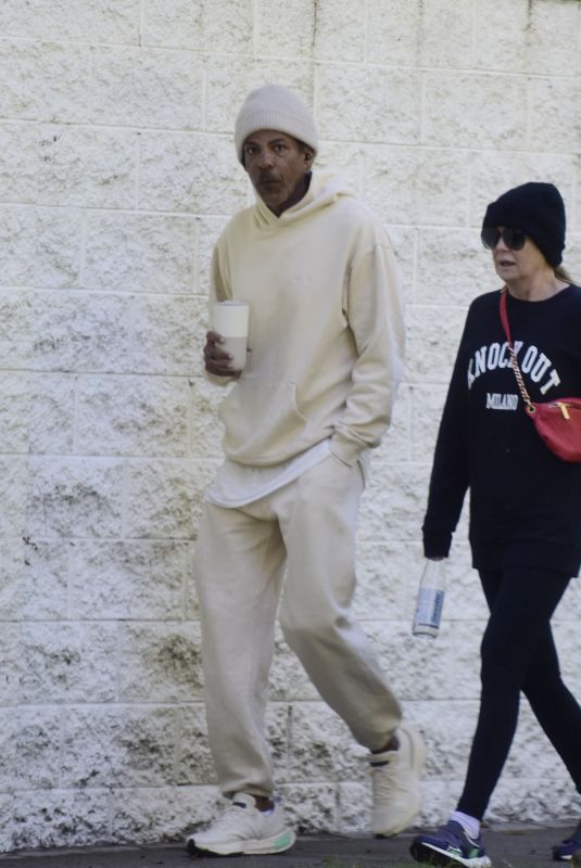 ELLEN POMPEO Out for Morning Hike at Griffith Park in Los Angeles 01/04/2024