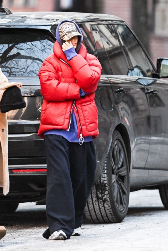 EMILY RATAJKOWSKI Arrives at Her Apartment in New York 01/17/2024