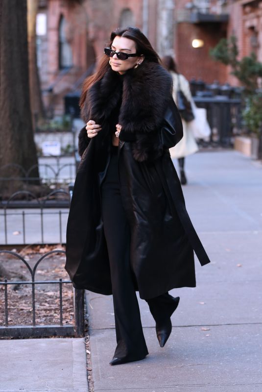 EMILY RATAJKOWSKI Heading to a Photoshoot in New York 01/10/2024
