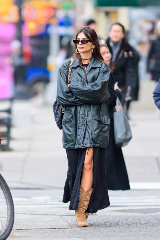 EMILY RATAJKOWSKI Out and About in New York 01/10/2024