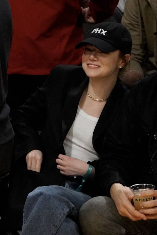 EMMA STONE at Phoenix Suns vs Los Angeles Lakers Game at Crypto.Com Arena in Los Angeles 01/11/2024