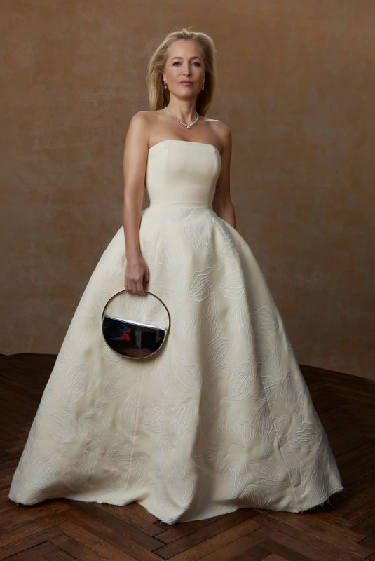 GILLIAN ANDERSON at Portrait Booth at 81st Golden Globe Awards 01/07/2024