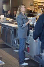 GISELE BUNDCHEN Shopping at Erewhon Supermarket in Los Angeles 01/11/2024