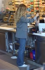 GISELE BUNDCHEN Shopping at Erewhon Supermarket in Los Angeles 01/11/2024