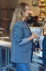 GISELE BUNDCHEN Shopping at Erewhon Supermarket in Los Angeles 01/11/2024