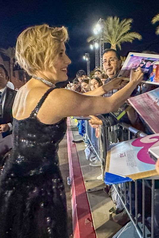 GRETA GERWIG Signs Autographs for Fans at Palm Springs Film Festival 01/04/2024