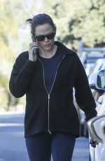 JENNIFER GARNER Chats on Phone as She Walks Back to Her Car in Brentwood 01/30/2024