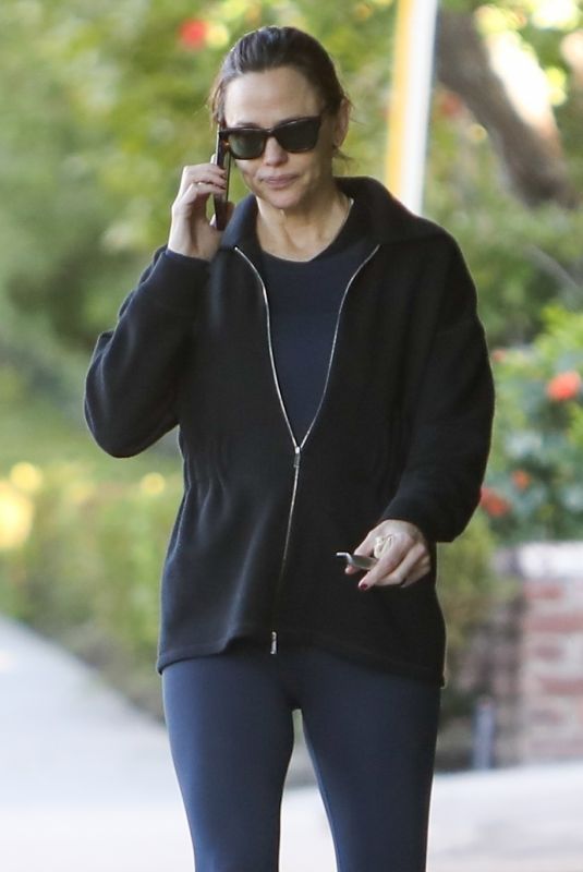 JENNIFER GARNER Chats on Phone as She Walks Back to Her Car in Brentwood 01/30/2024