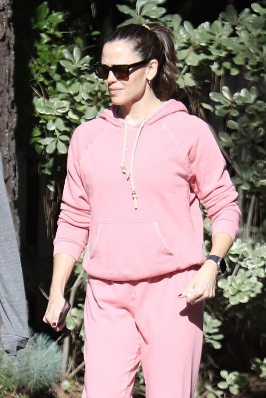 JENNIFER GARNER Out for Morning Walk in Brentwood 01/28/2024