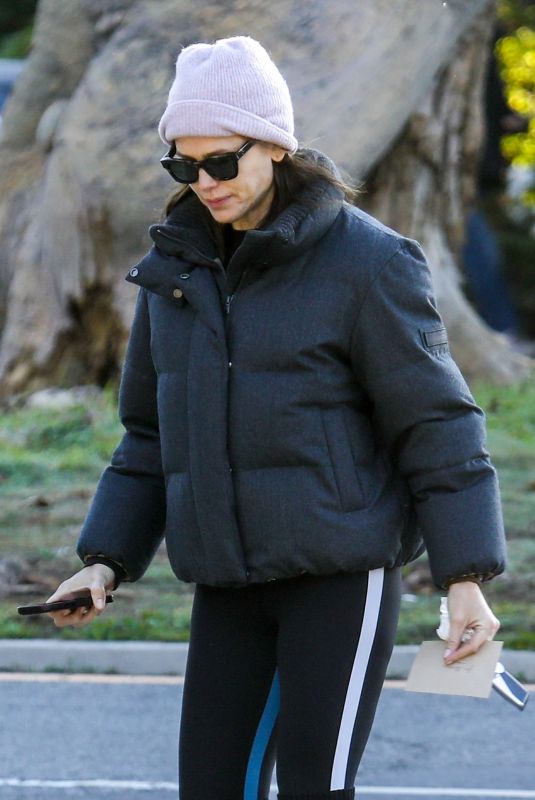 JENNIFER GARNER Out Hikinig in Los Angeles 01/16/2024