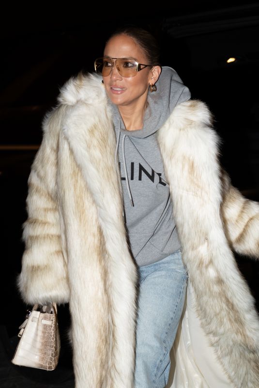 JENNIFER LOPEZ Arrives in Paris 01/21/2024