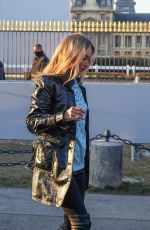 KATE MOSS Leaves Dior Fashion Show at Paris Fashion Week 01/19/2024