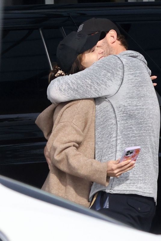 KATHERINE SCHWARZENEGGER and Chris Pratt Out Kissing in Los Angeles 01/06/2024