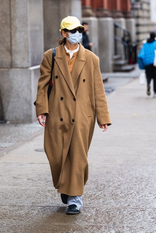 KATIE HOLMES Heading to Subway in New York 01/25/2024