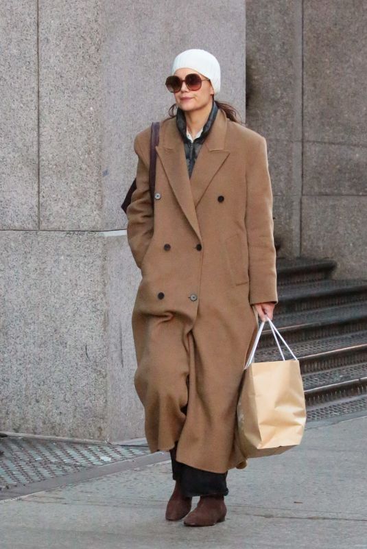 KATIE HOLMES Out and About in New York 01/05/2024