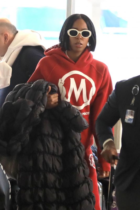 KELLY ROWLAND at LAX Airport in Los Angeles 01/10/2024
