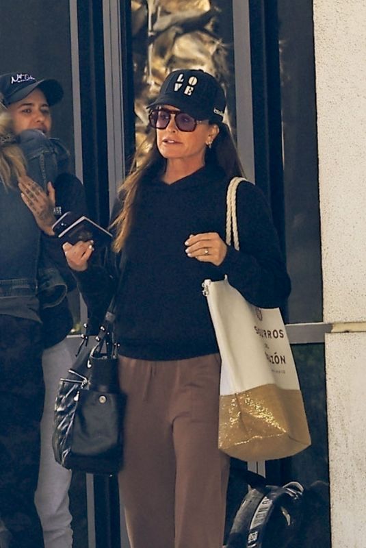 KYLE RICHARDS Arrives Back in Los Angeles 01/12/2024