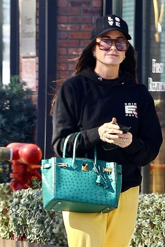KYLE RICHARDS Out After Lunch in Los Angeles 01/07/2024
