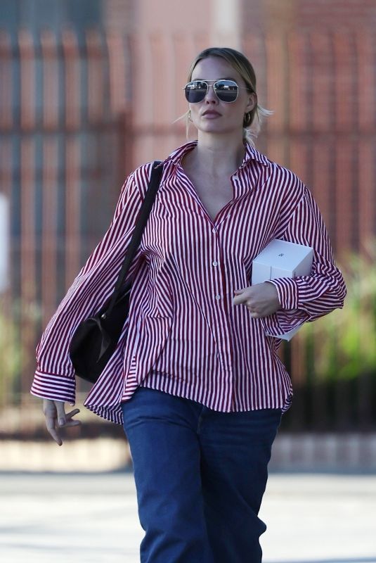 MARGOT ROBBIE Leaves a Meeting in Santa Monica 01/08/2024