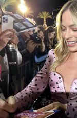 MARGOT ROBBIE Signs Autographs for Fans at Palm Springs International Film Festival 01/04/2024