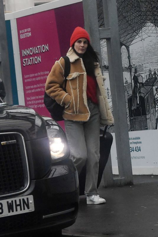 MICEHELLE DOCKERY Out Catches a Train in London 01/24/2024