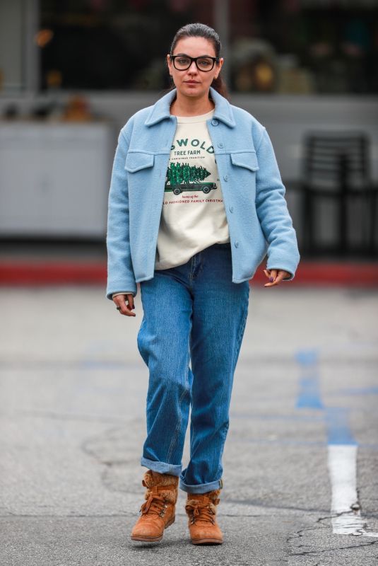 MILA KUNIS Leaves Beverly Glen Deli in Bel Air 01/17/2024