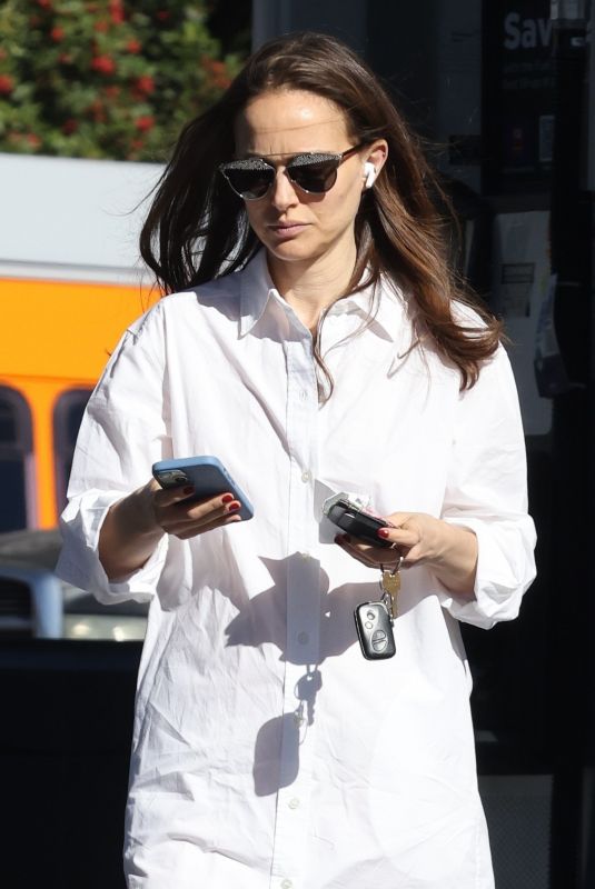 NATALIE PORTMAN at a Gas Station in Los Feliz 01/11/2024