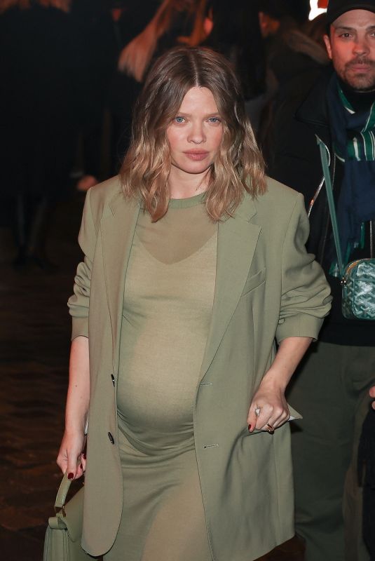Pregnant MELANIE THIERRY Arrives at AMI – Alexandre Mattiussi Menswear Fall/Winter 2024-2025 Show at Paris Fashion Week 01/18/2024