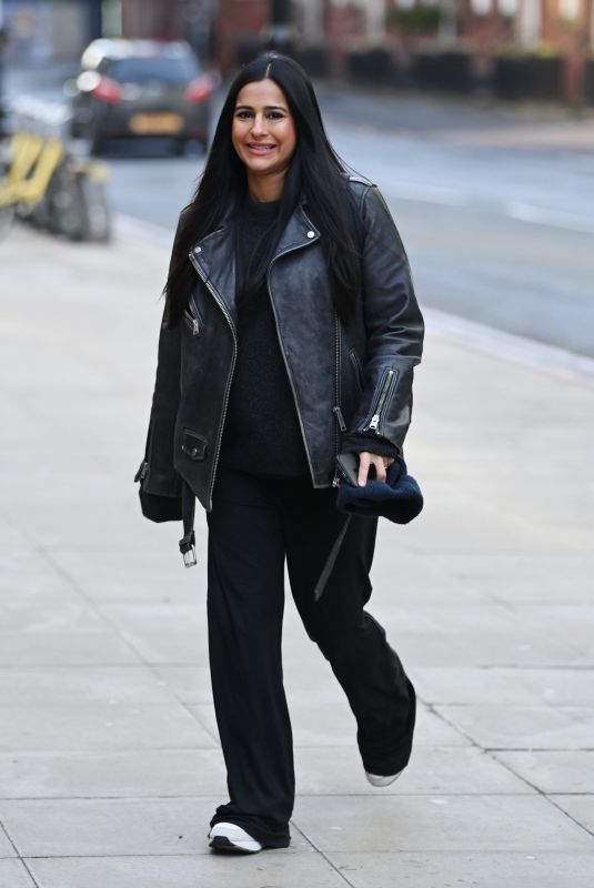 Pregnant SAIR KHAN Arrives at Sunday Well Spent Week Being Morning in Manchester 01/14/2024