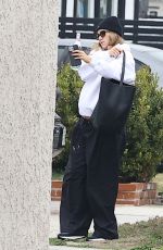 Pregnant SUKI WATERHOUSE Visiting Food & Nutrition Management Services in Los Angeles 01/17/2024