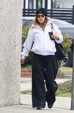 Pregnant SUKI WATERHOUSE Visiting Food & Nutrition Management Services in Los Angeles 01/17/2024