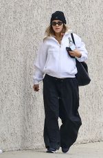 Pregnant SUKI WATERHOUSE Visiting Food & Nutrition Management Services in Los Angeles 01/17/2024