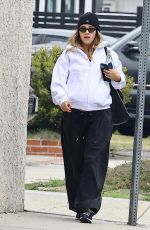 Pregnant SUKI WATERHOUSE Visiting Food & Nutrition Management Services in Los Angeles 01/17/2024