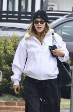 Pregnant SUKI WATERHOUSE Visiting Food & Nutrition Management Services in Los Angeles 01/17/2024