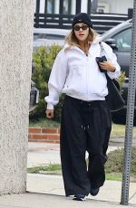 Pregnant SUKI WATERHOUSE Visiting Food & Nutrition Management Services in Los Angeles 01/17/2024